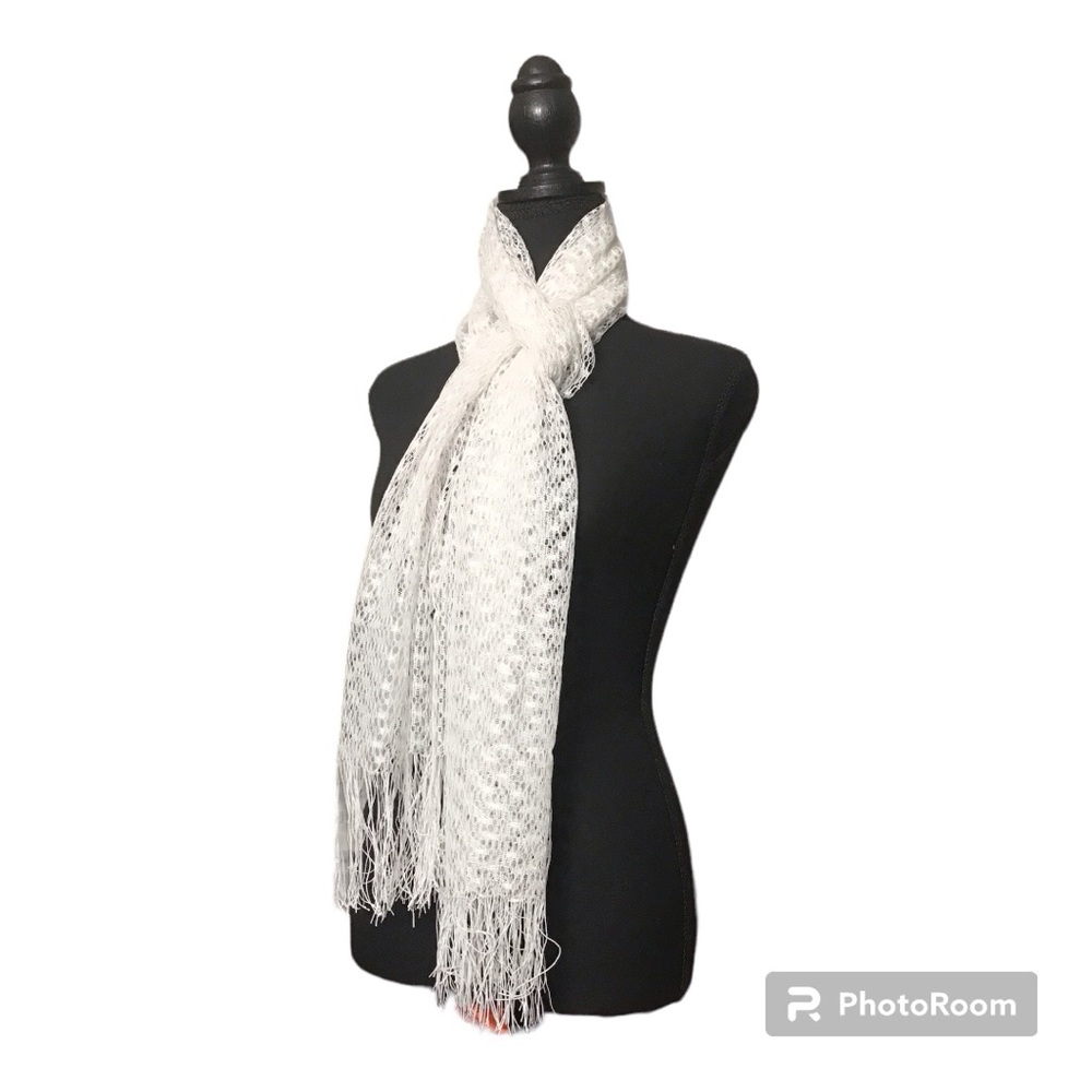 Women’s white fashion shawl NWT - Picture 4 of 6